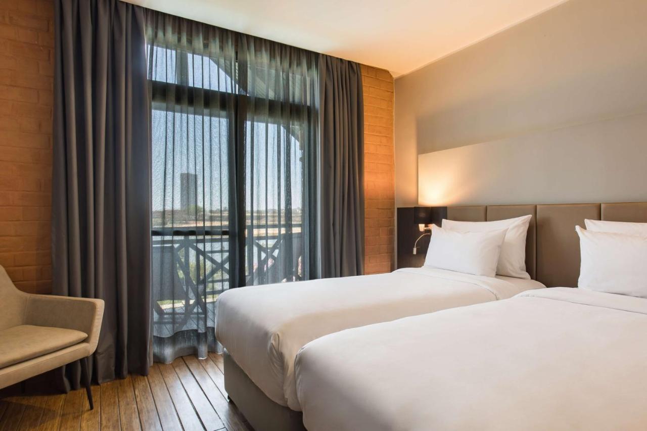 Radisson Hotel Tamboho Waterfront อันตานานารีโว ภายนอก รูปภาพ