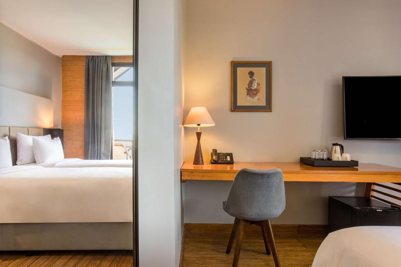 Radisson Hotel Tamboho Waterfront อันตานานารีโว ภายนอก รูปภาพ