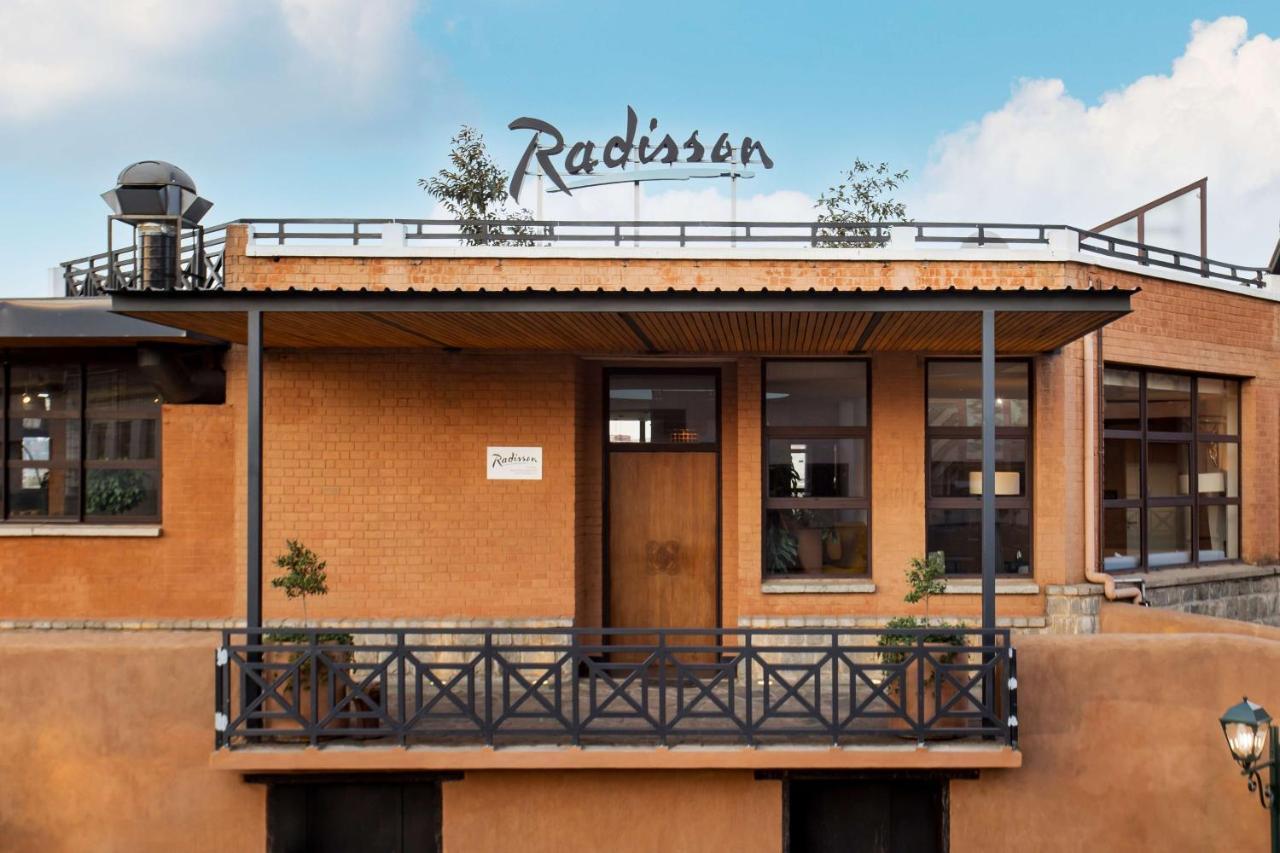 Radisson Hotel Tamboho Waterfront อันตานานารีโว ภายนอก รูปภาพ