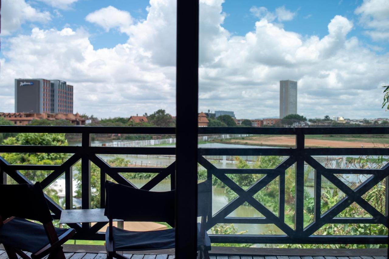 Radisson Hotel Tamboho Waterfront อันตานานารีโว ภายนอก รูปภาพ