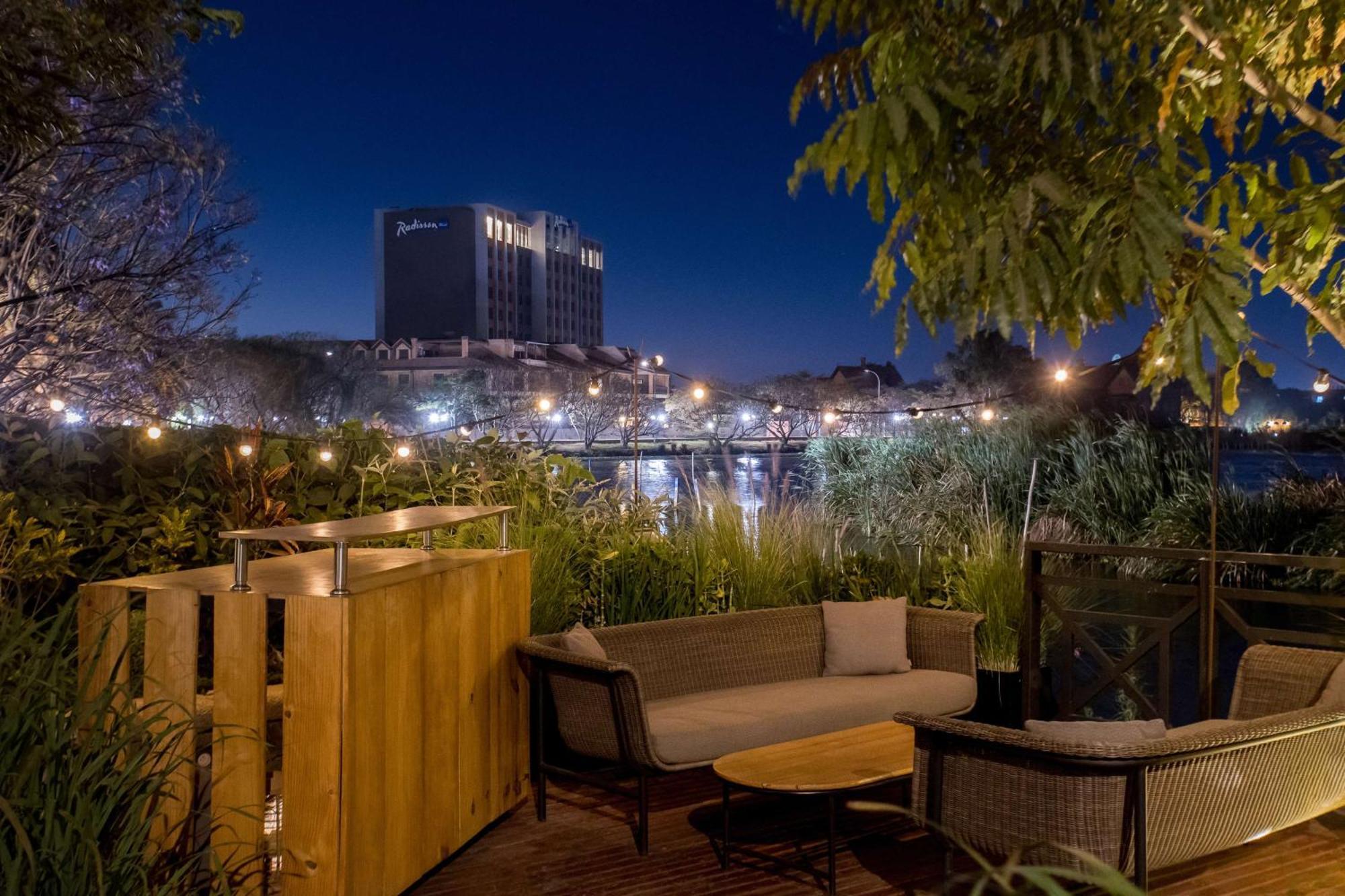 Radisson Hotel Tamboho Waterfront อันตานานารีโว ภายนอก รูปภาพ