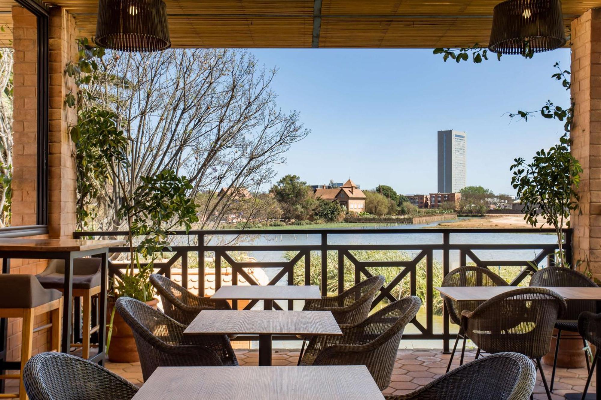 Radisson Hotel Tamboho Waterfront อันตานานารีโว ภายนอก รูปภาพ